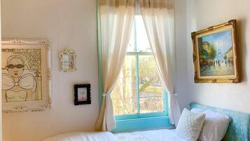 Een strijkplank/strijkijzer, wifi, beddengoed, rolstoeltoegankelijk