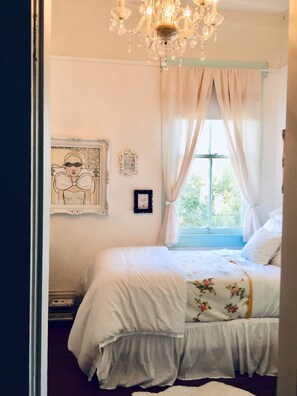 Tabla de planchar con plancha, wifi, ropa de cama