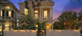 Gorgeous French, Artsy 6BR/3BA Versailles, Streetcar, French Quarter, Dollhouse!