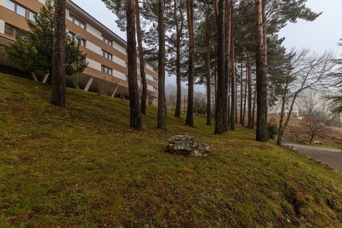Casa Vacacional 'Loft Relajante Est Esquí La Pinilla' con Vistas a la Montaña y Jardín Compartido
