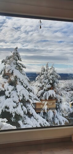 Casa Vacacional 'Loft Relajante Est Esquí La Pinilla' con Vistas a la Montaña y Jardín Compartido