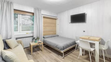 Een strijkplank/strijkijzer, beddengoed