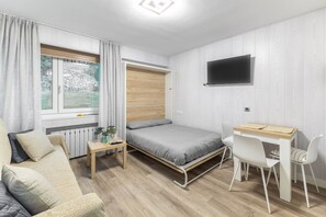 Iron/ironing board, bed sheets