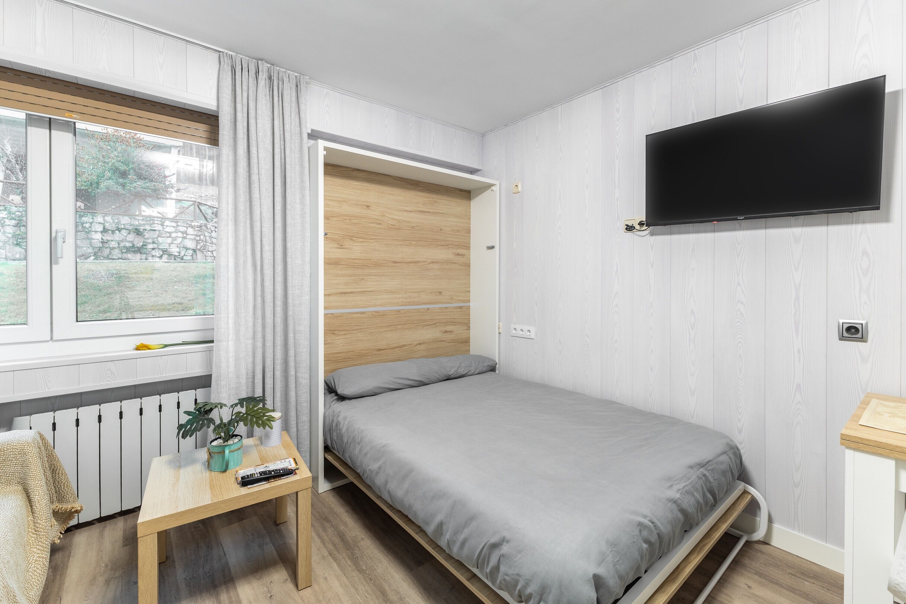 Iron/ironing board, bed sheets