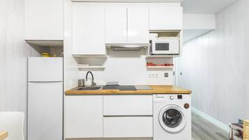 Kühlschrank, Mikrowelle, Herdplatte, Wasserkocher mit Kaffee-/Teezubehör
