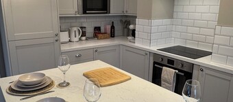 Charming Yorkshire Retreat - Private Parking - Family Friendly