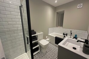 Secadora de cabello, toallas, jabón, papel de baño