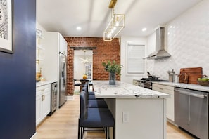 Fridge, microwave, oven, stovetop - Rooftop Deck | 3 King Suites | Soaker Tub (Pittsburgh)