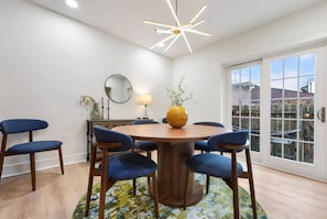 Dining - Rooftop Deck | 3 King Suites | Soaker Tub (Pittsburgh)