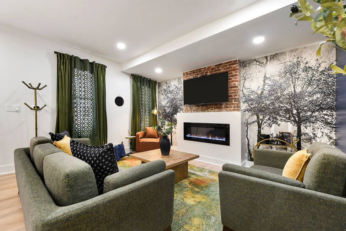 Een televisie, een open haard, een stereo en een kantoor