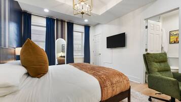 3 habitaciones, escritorio y tabla de planchar con plancha