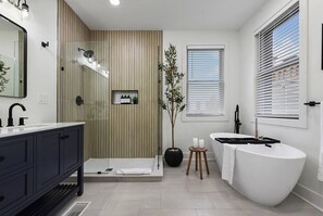 Hair dryer, towels - Rooftop Deck | 3 King Suites | Soaker Tub (Pittsburgh)