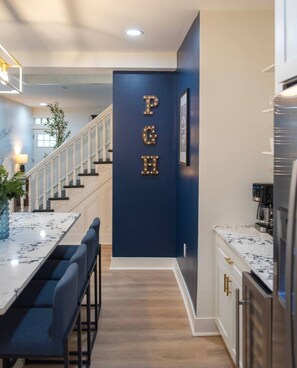 Dining - Rooftop Deck | 3 King Suites | Soaker Tub (Pittsburgh)