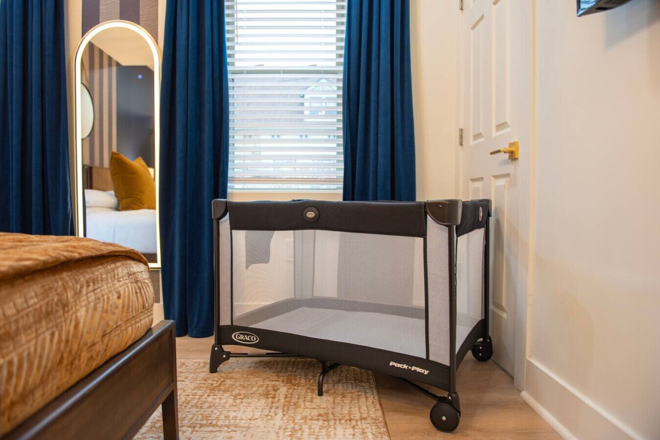 3 chambres, bureau, fer et planche à repasser, lit parapluie