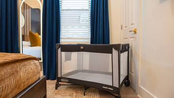 3 chambres, bureau, fer et planche à repasser, lit parapluie