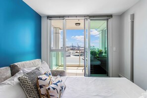 Desk, iron/ironing board, WiFi, bed sheets - Sea View Apartment in Auckland CBD (Auckland CBD)