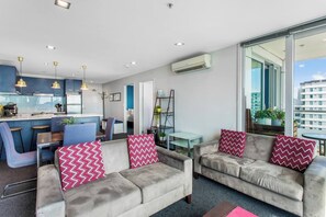 TV - Sea View Apartment in Auckland CBD (Auckland CBD)