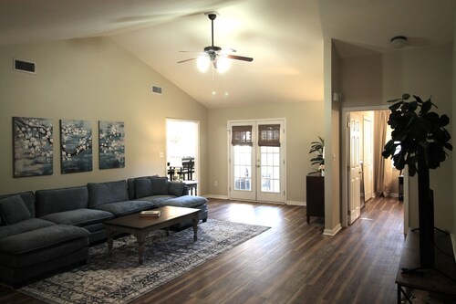 Oak Garden Getaway - Prime Valdosta Location Convenient to Everything