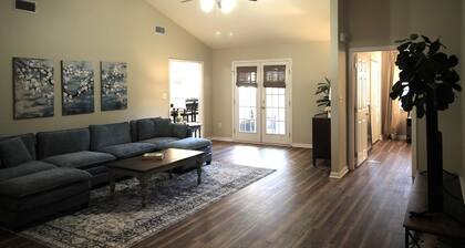 Oak Garden Getaway - Prime Valdosta Location Convenient to Everything