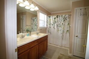 Towels - Oak Garden Getaway - Prime Valdosta Location Convenient to Everything (Valdosta)