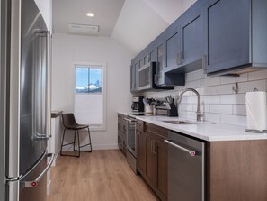 Fridge, microwave, oven, stovetop - Fall Line Chalet with Hot tub and Teton Views (Driggs)