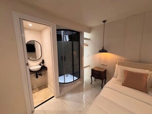 Family Triple Room | Bathroom | Shower, hair dryer, towels, soap