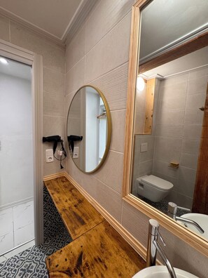 Comfort Double Room | Bathroom | Shower, hair dryer, towels, soap - WhatsApp  (Barcelona)
