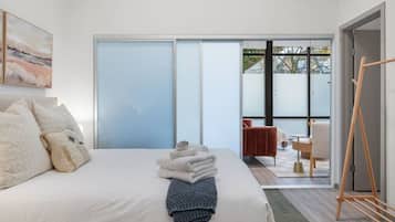 Bureau, fer et planche à repasser, lit parapluie, Wi-Fi