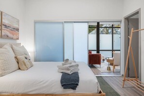 Schreibtisch, Bügeleisen/Bügelbrett, Reisekinderbett, WLAN