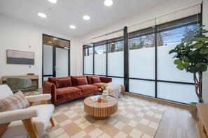 TV, books - Roosevelt Suite| Walk to Light Rail + Rooftop View (Seattle)