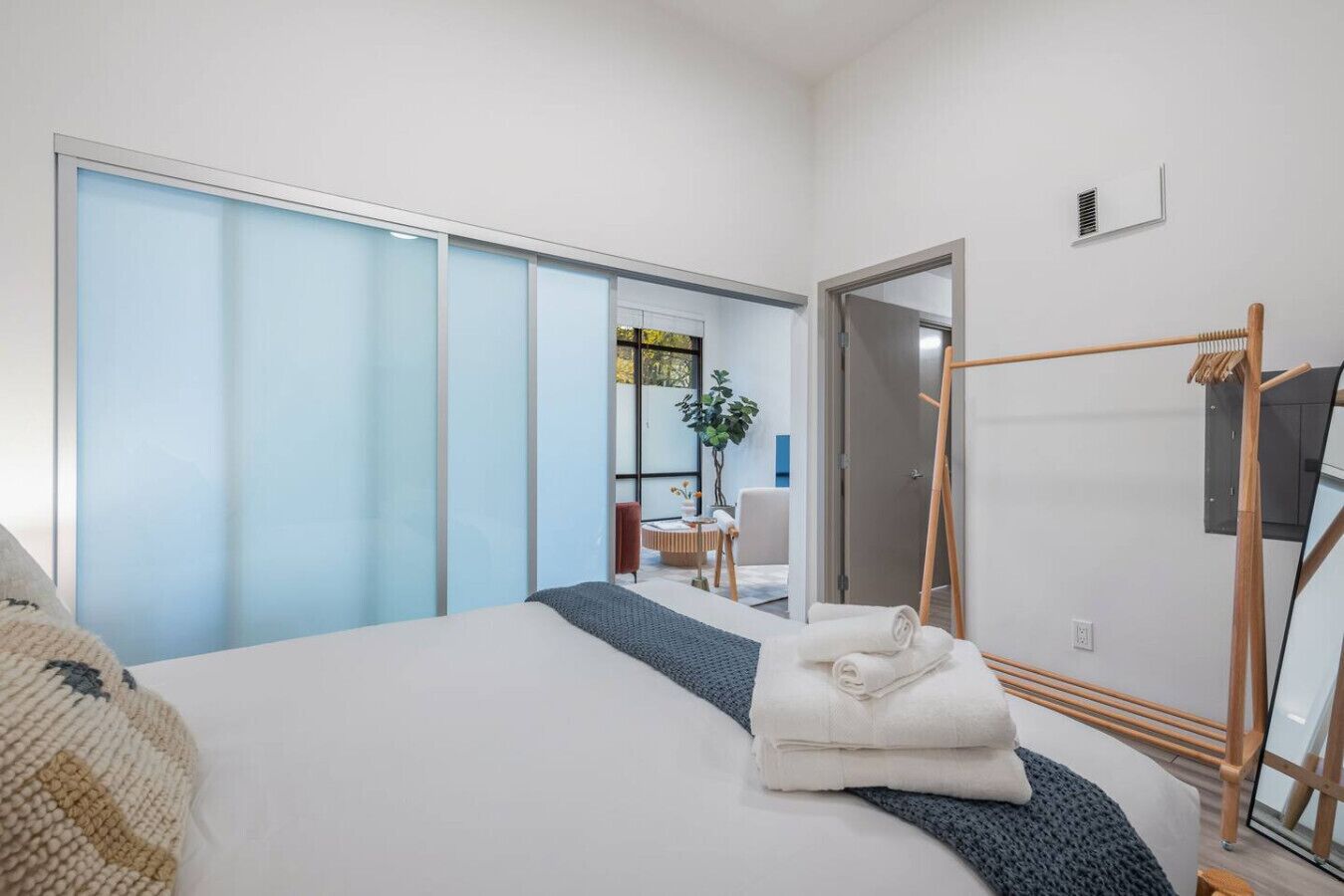 Bureau, fer et planche à repasser, lit parapluie, Wi-Fi