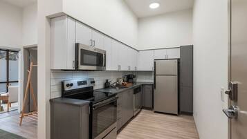 Réfrigérateur, micro-ondes, four, plaque de cuisson