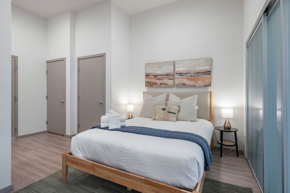 Een bureau, een strijkplank/strijkijzer, reisbedje, wifi