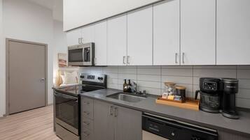 Réfrigérateur, micro-ondes, four, plaque de cuisson