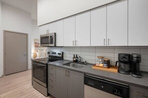 Fridge, microwave, oven, stovetop - Roosevelt Suite| Walk to Light Rail + Rooftop View (Seattle)