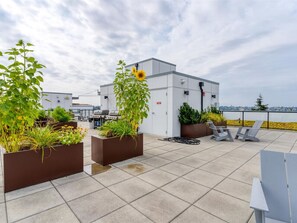 Outdoor dining - Roosevelt Suite| Walk to Light Rail + Rooftop View (Seattle)