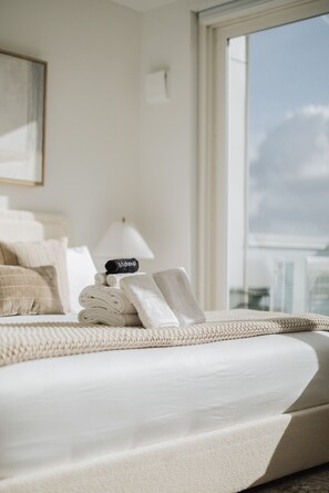 Desk, iron/ironing board, travel cot, WiFi - NEW Queen Anne View Retreat | Sleeps 8 w/ A/C (Seattle)