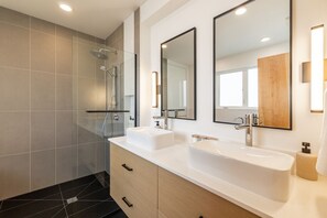 Hair dryer, towels - NEW Queen Anne View Retreat | Sleeps 8 w/ A/C (Seattle)