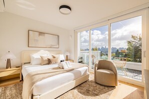 Een bureau, een strijkplank/strijkijzer, reisbedje, wifi