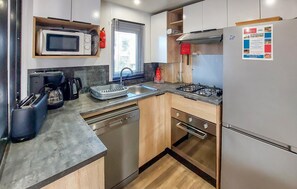 Fridge, microwave, oven, stovetop - Gorgeous (sta)caravan in Saint-Julien-en-Born (Saint-Julien-en-Born)