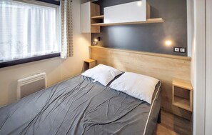 Room - Gorgeous (sta)caravan in Saint-Julien-en-Born (Saint-Julien-en-Born)