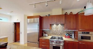 Fridge, microwave, oven, stovetop - 2026 SUMMER- LUXURY 4 BEDROOM MARGATE TOWNHOUSE (Margate City)