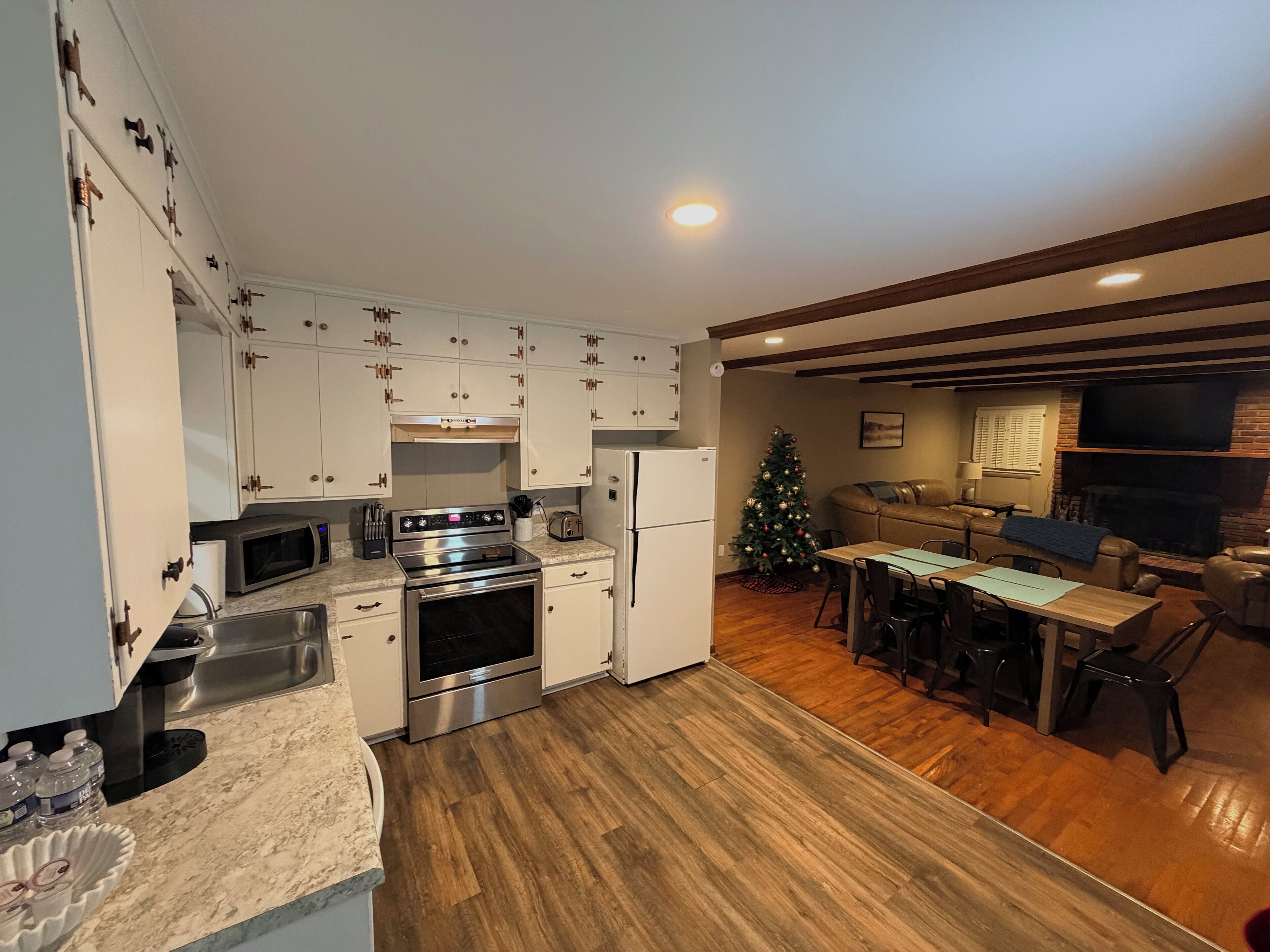 Refrigerador, microondas, horno y parrilla de estufa 