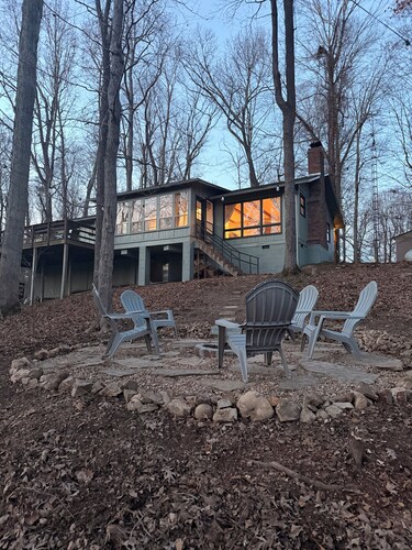 Peaceful Family Friendly Cabin with Master Suite and Seasonal Lake Views