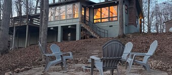 Peaceful Family Friendly Cabin with Master Suite and Seasonal Lake Views