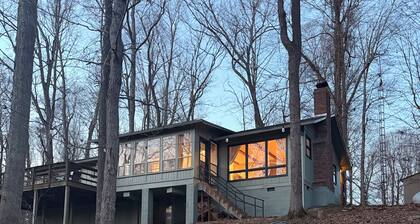 Peaceful Family Friendly Cabin with Master Suite and Seasonal Lake Views