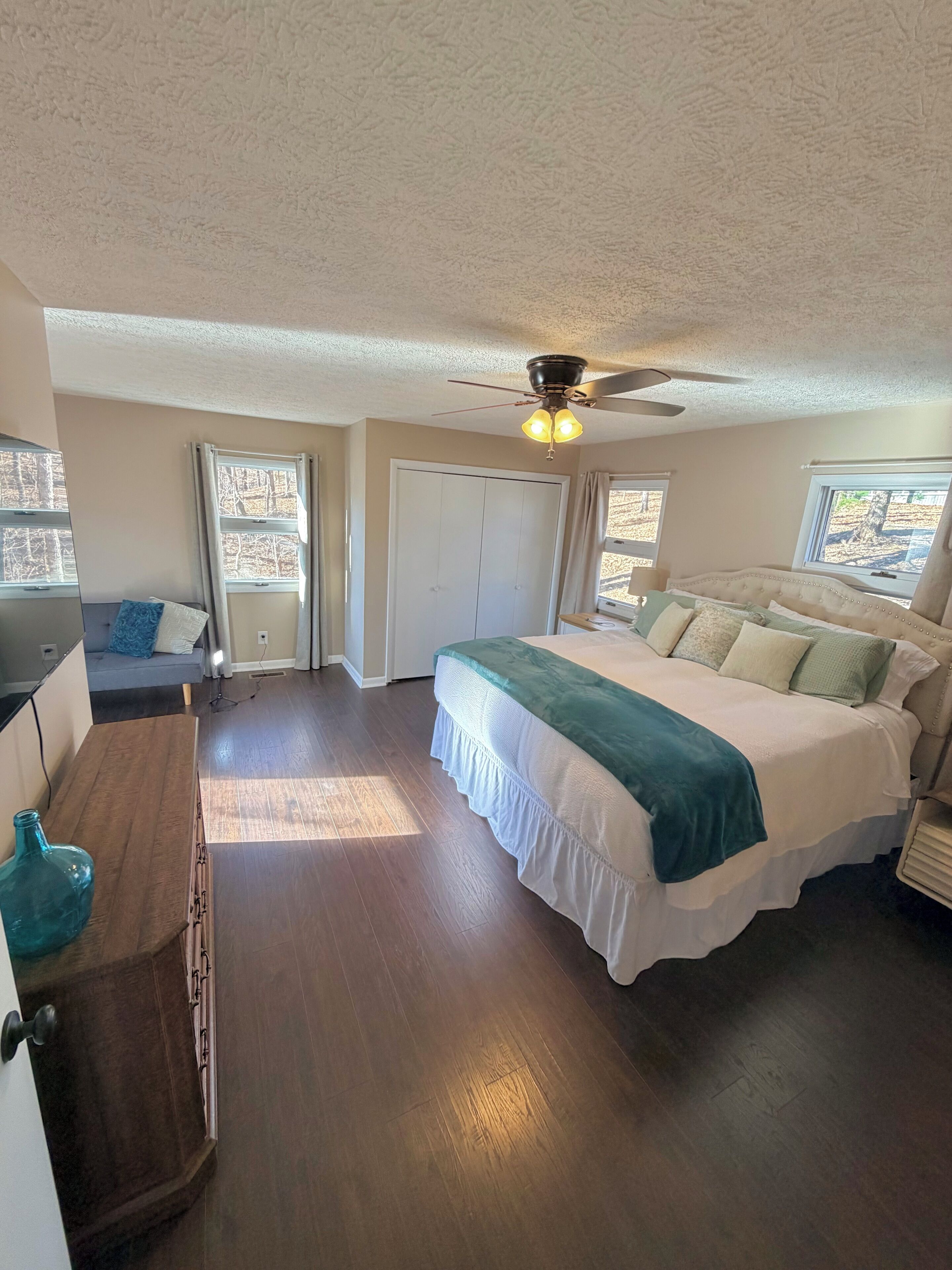 Tabla de planchar con plancha, cuna de viaje, wifi y ropa de cama 