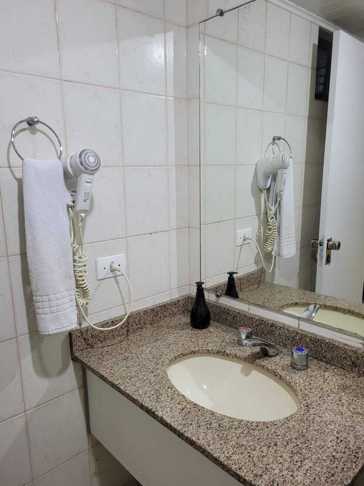 Secadora de cabello, toallas, papel de baño 
