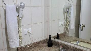 Secadora de cabello, toallas, papel de baño