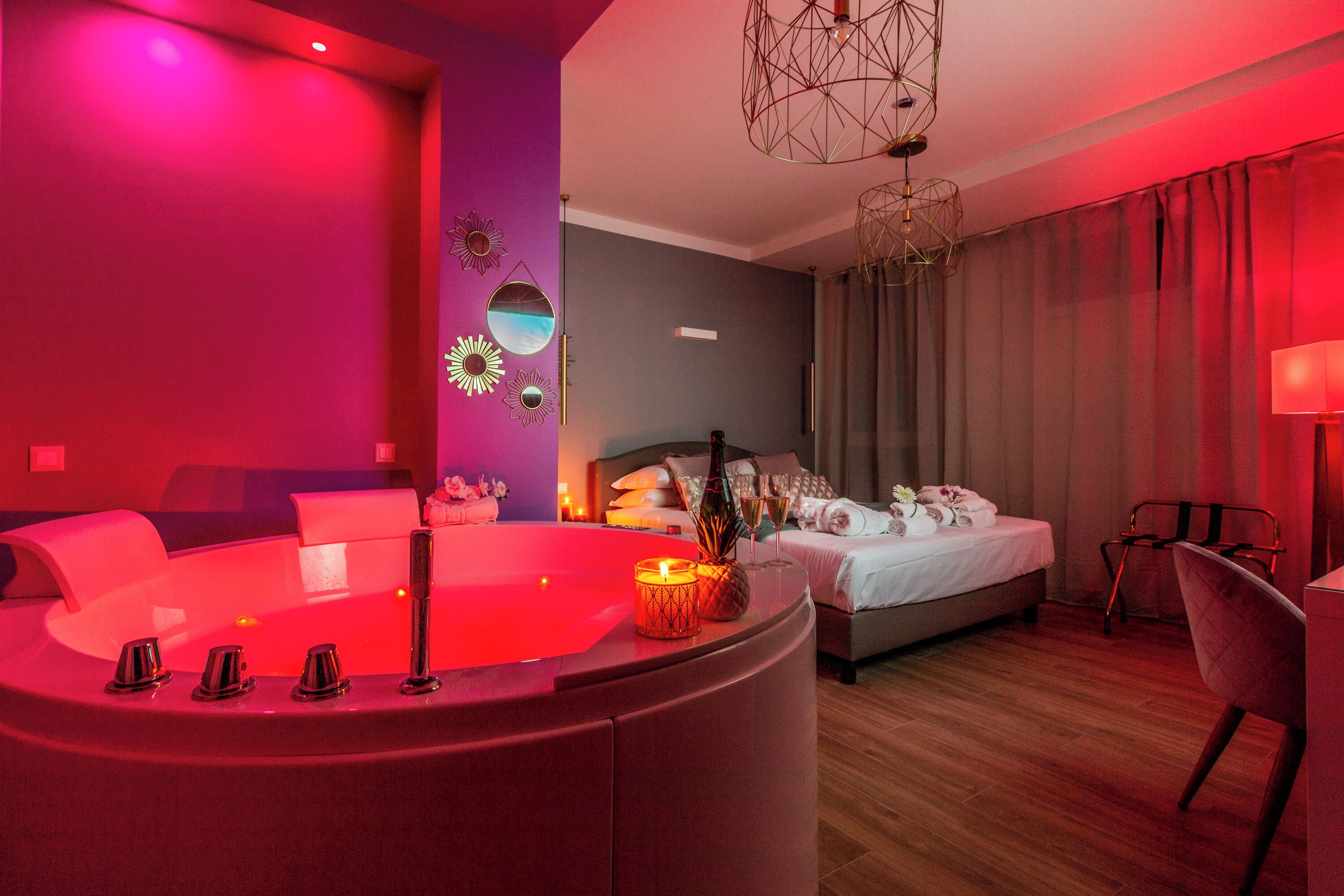 Une chambre d’hôtel moderne dotée d’un jacuzzi, d’un lit avec vue et d’un coin repas.